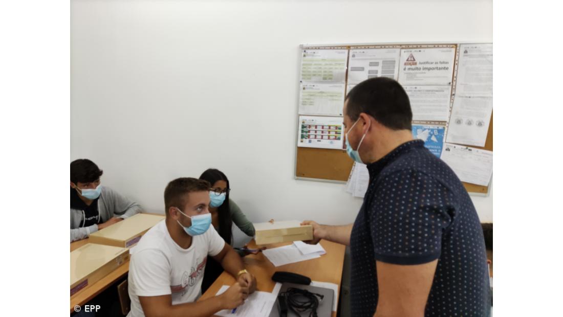 Profissional da Povoação entrega computadores aos alunos – Imagem 2