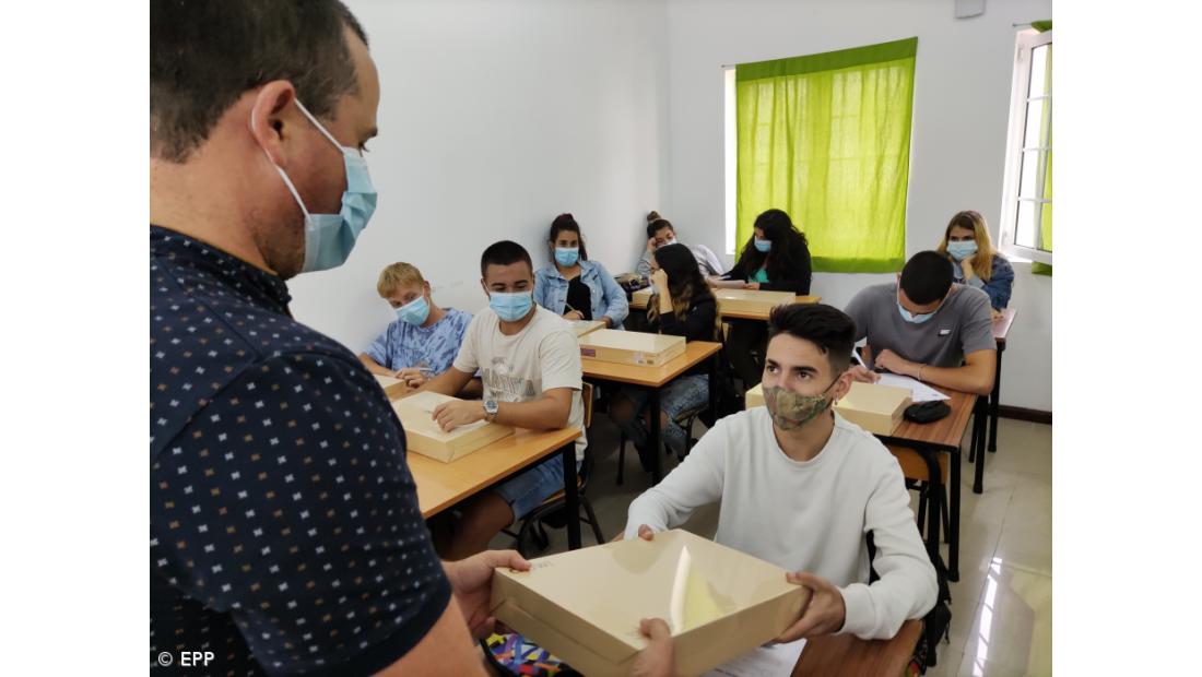 Profissional da Povoação entrega computadores aos alunos – Imagem 3