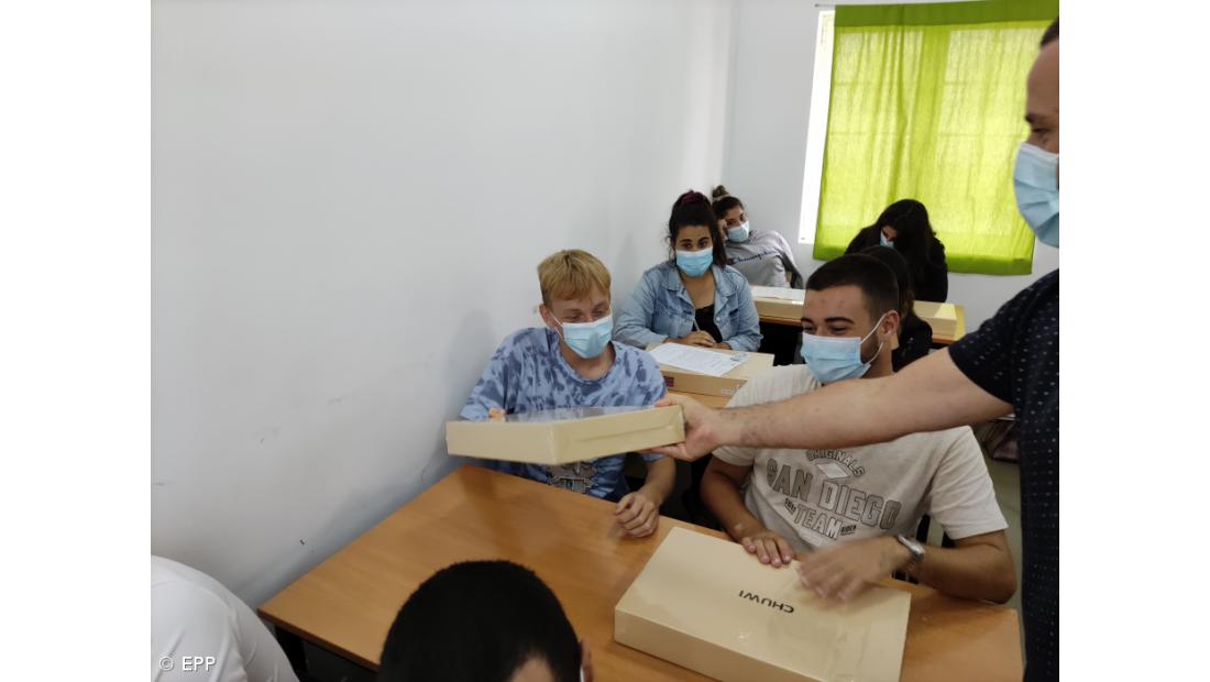 Profissional da Povoação entrega computadores aos alunos – Imagem 4