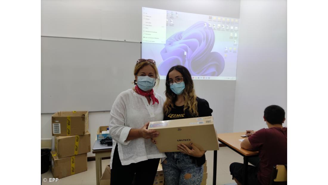 Profissional da Povoação entrega computadores aos alunos – Imagem 5
