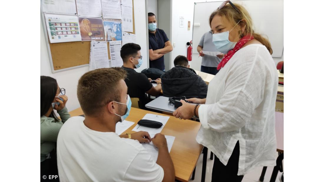 Profissional da Povoação entrega computadores aos alunos – Imagem 6