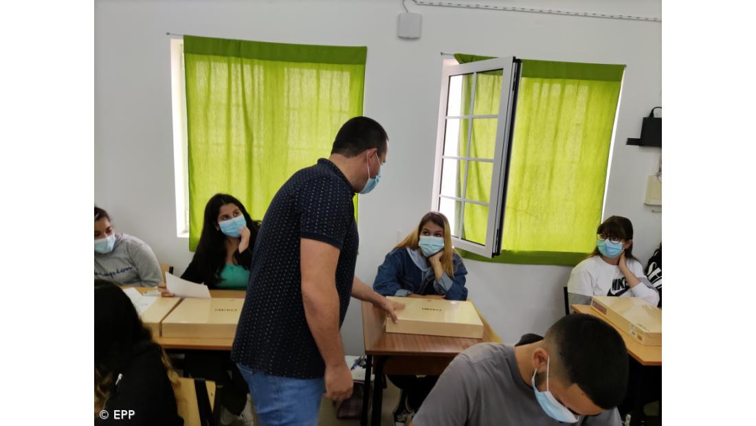 Profissional da Povoação entrega computadores aos alunos – Imagem 11