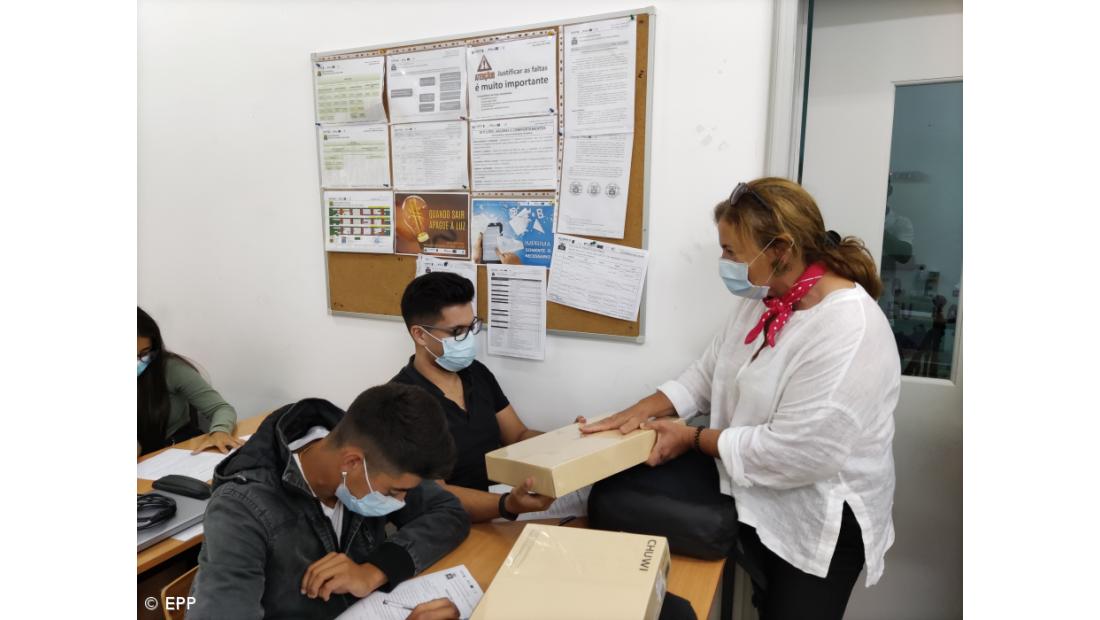 Profissional da Povoação entrega computadores aos alunos – Imagem 10