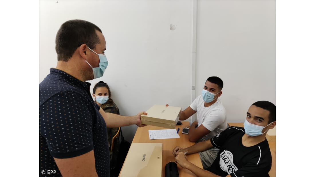Profissional da Povoação entrega computadores aos alunos – Imagem 9
