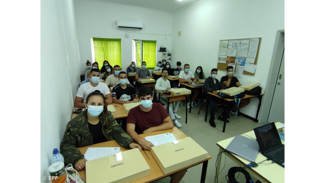 Profissional da Povoação entrega computadores aos alunos – Imagem 8