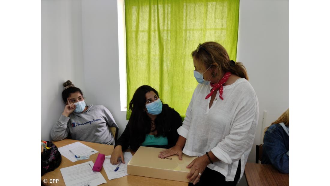 Profissional da Povoação entrega computadores aos alunos – Imagem 7