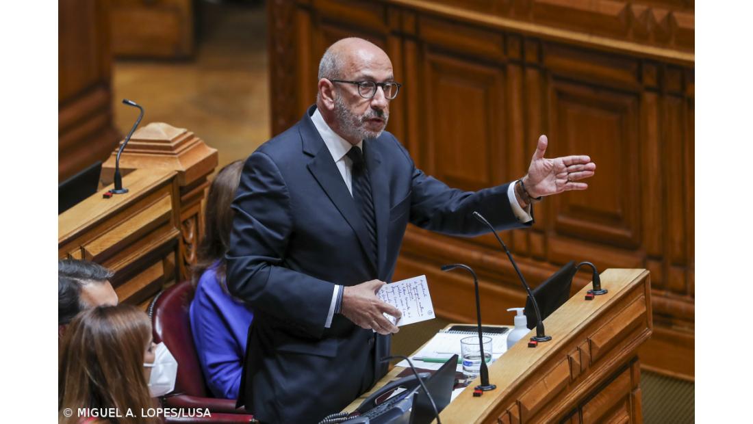 CDS diz que Costa está "entre a espada e o muro" e "não tem como sair"