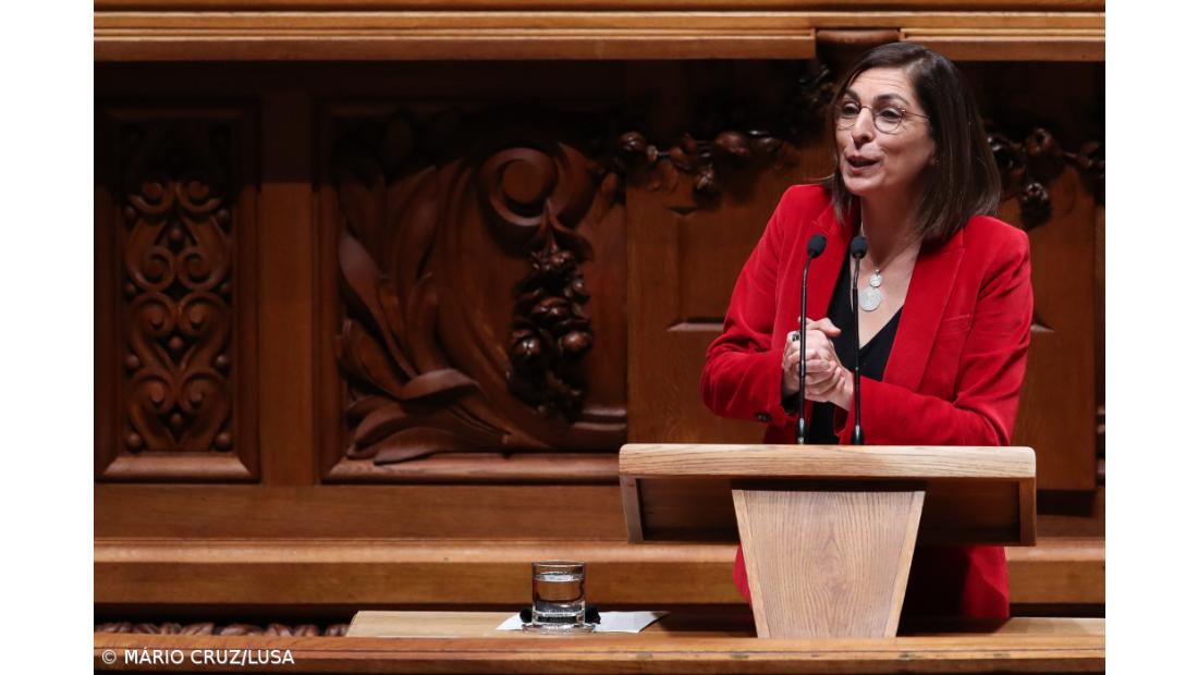 Ministra Ana Catarina Mendes representa Governo no debate de urgência do PSD