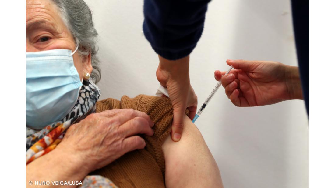 Estudo de trombose venosa cerebral confirma segurança das vacinas 