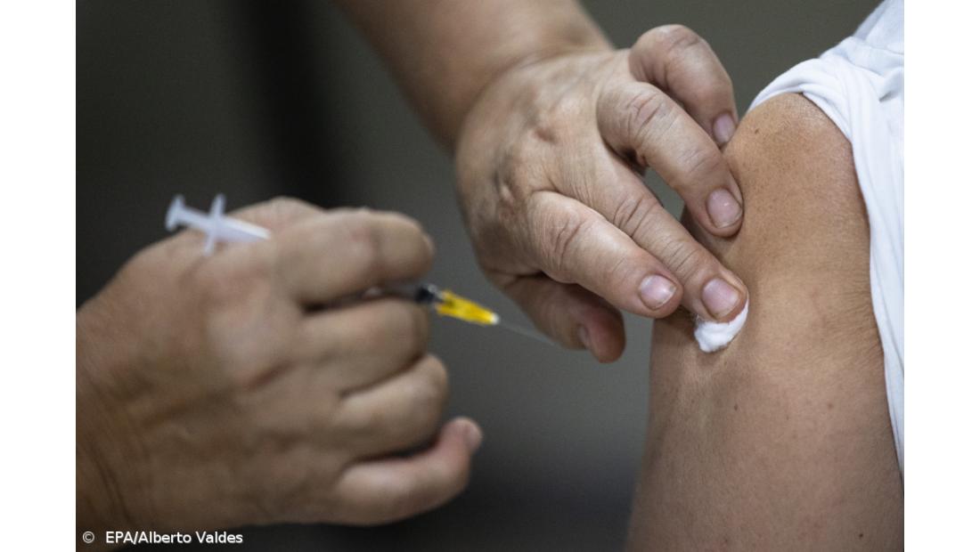 Governo vai gastar 7,6 ME com vacinação contra a gripe e a covid-19 nas farmácias