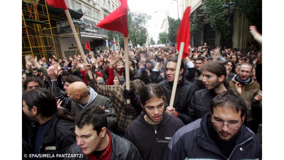 Atenas aprova redução de 30 mil funcionários públicos