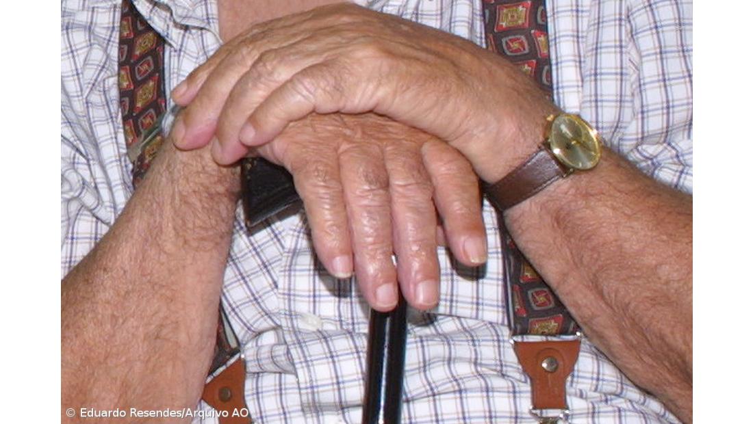 Quase 40% dos idosos com mais de 80 anos viviam sozinhos em 2021