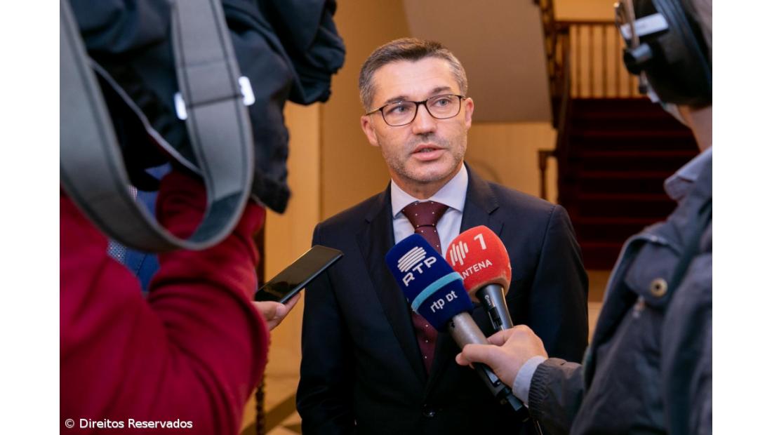 Luís Garcia condena guerra e lamenta atropelo dos valores democráticos