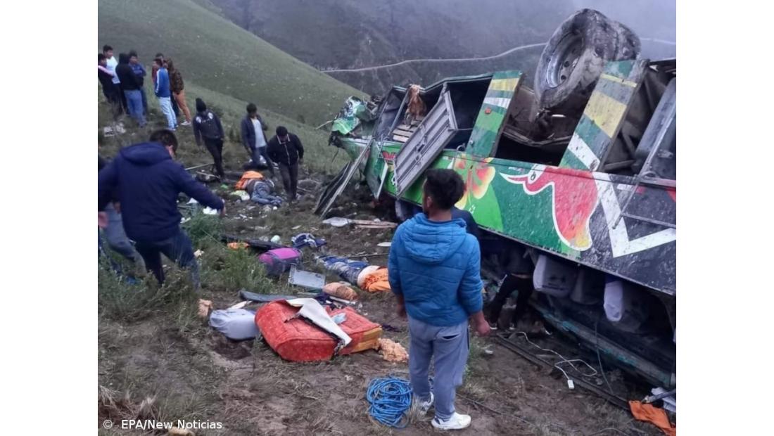 Pelo menos 20 mortos em queda de autocarro num precipício no Peru – Imagem 2