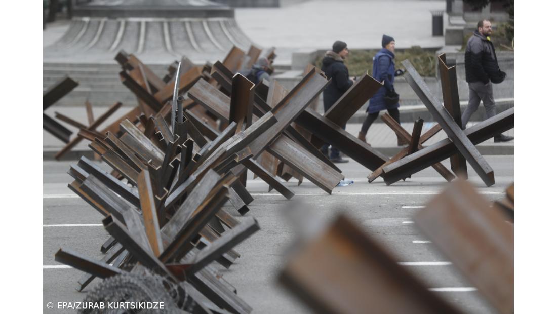 Kiev prepara-se para invasão, Zelensky fala em abordagem “diferente” da Rússia