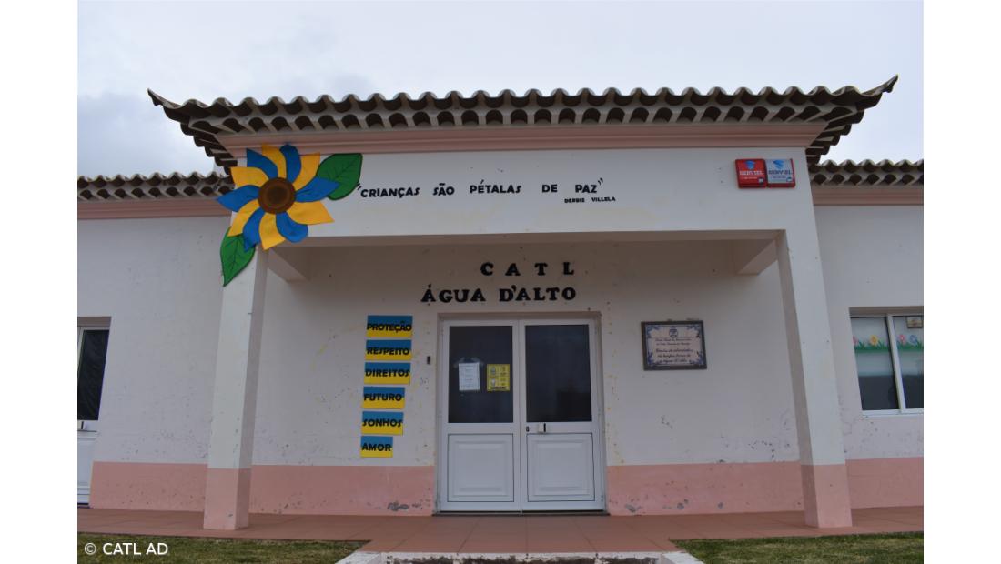 "Crianças são pétalas de paz."- Debbie Villela – Imagem 1