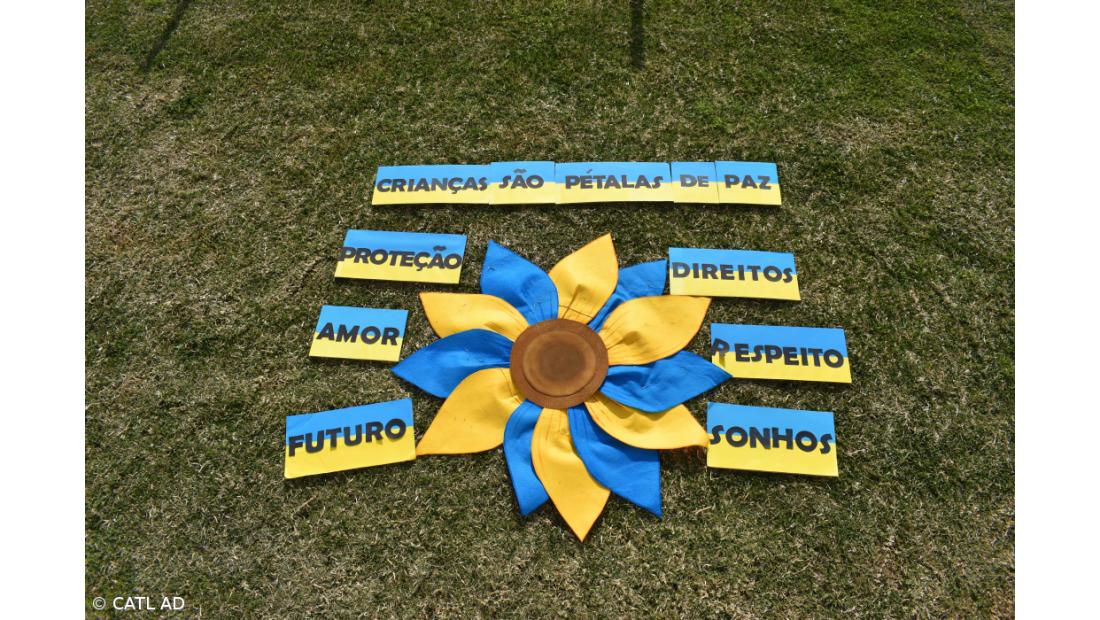 "Crianças são pétalas de paz."- Debbie Villela – Imagem 2