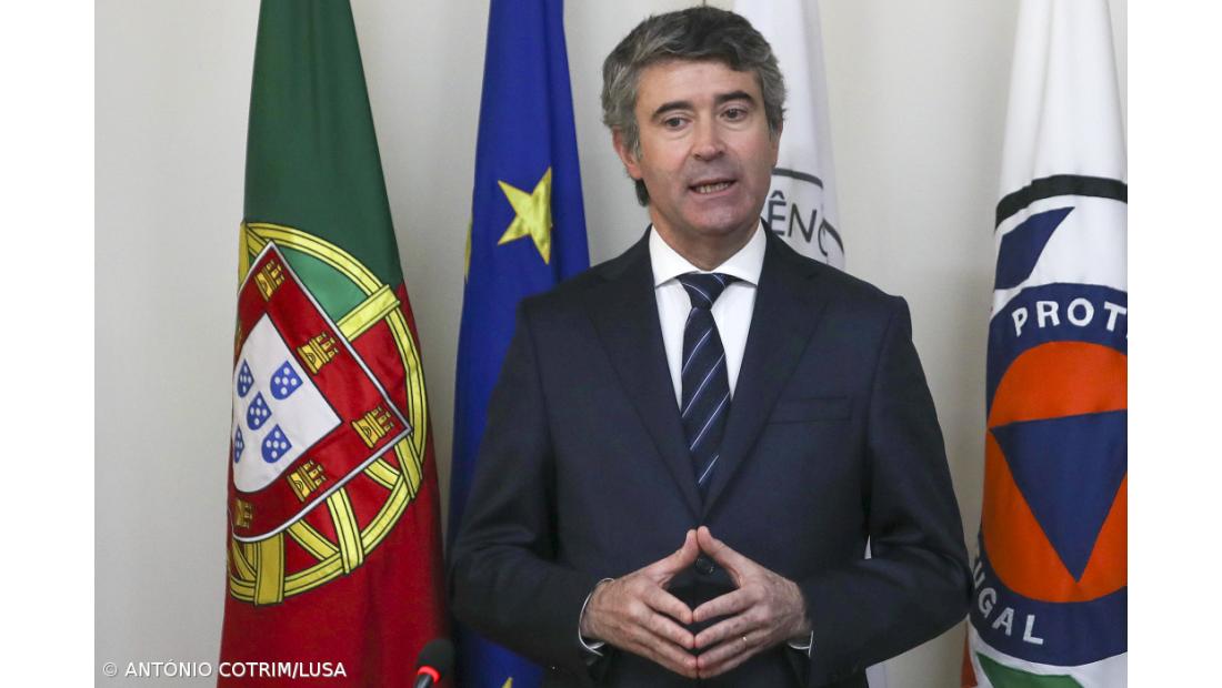 Ministro da Administração Interna admite que "é impossível acabar" com filas nos aeroportos