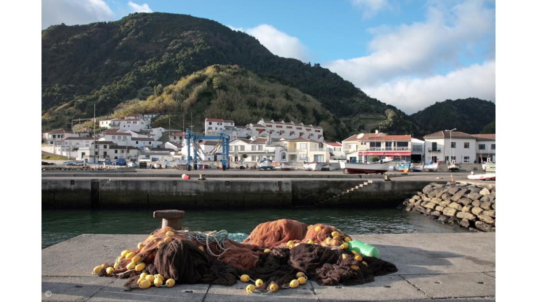 Derrocada causou interdição temporária da estrada regional de acesso à Ribeira Quente