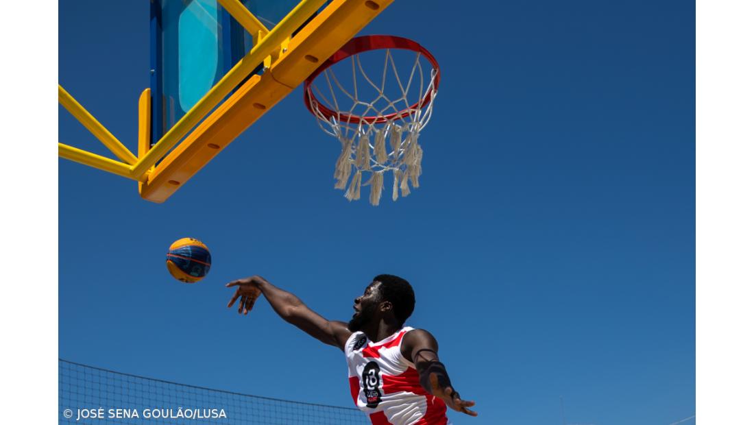 Neemias Queta somou quatro pontos no primeiro jogo da pre-temporada da NBA