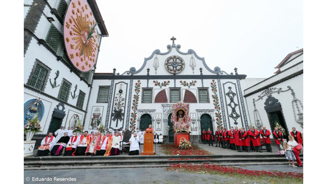 Fé e emoção no regresso do Santo Cristo às ruas de Ponta Delgada – Imagem 11