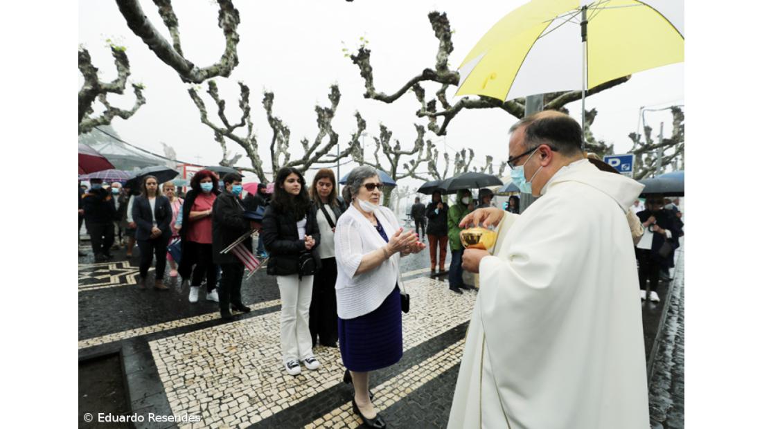Fé e emoção no regresso do Santo Cristo às ruas de Ponta Delgada – Imagem 10