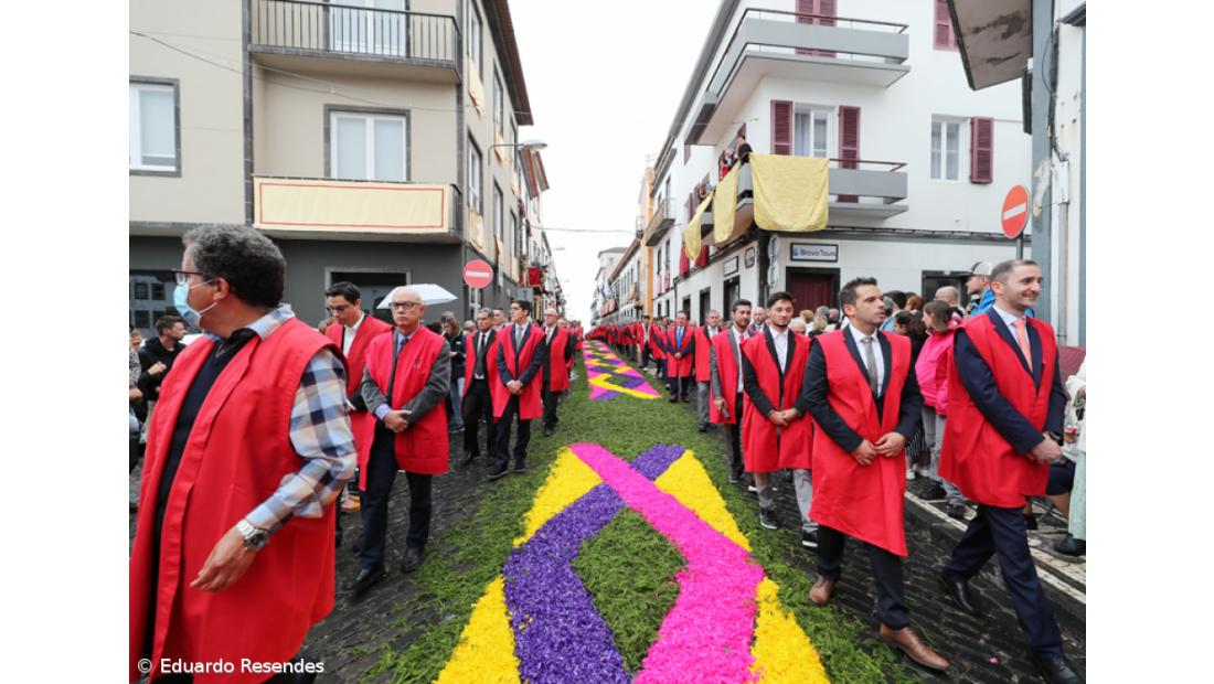 Fé e emoção no regresso do Santo Cristo às ruas de Ponta Delgada – Imagem 2