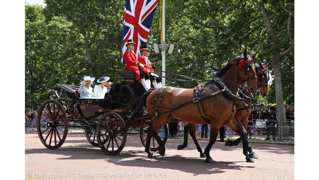 Isabel II veio à varanda do Palácio de Buckingham e foi saudada por milhares – Imagem 1