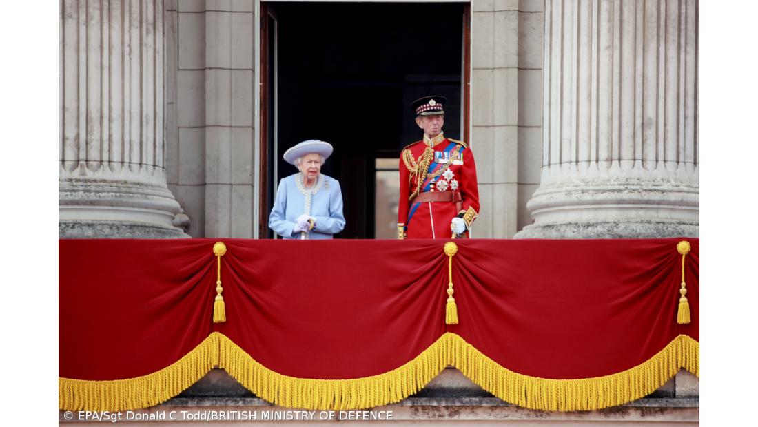 Isabel II veio à varanda do Palácio de Buckingham e foi saudada por milhares – Imagem 4