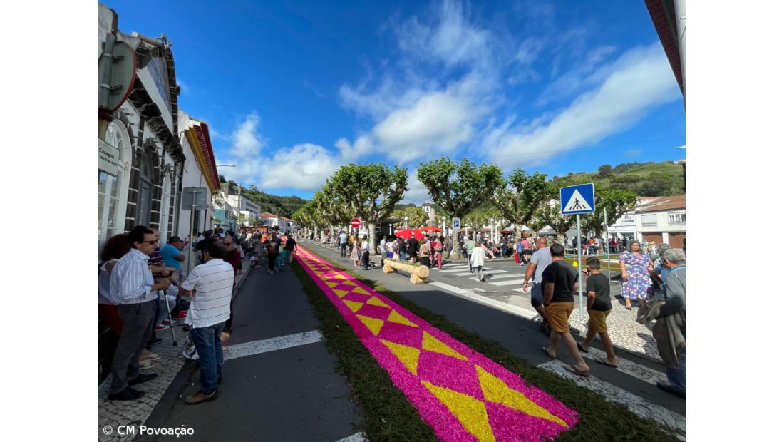 Centenas foram à Povoação ver as Festas do Corpo de Deus – Imagem 2