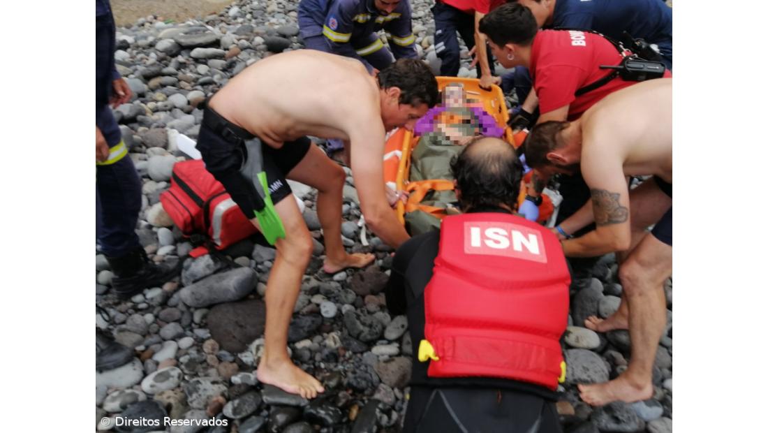 Jovem turista resgatada após queda na praia da Amora