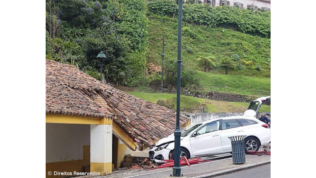 Carro de rent-a-car embate contra edifício das Termas