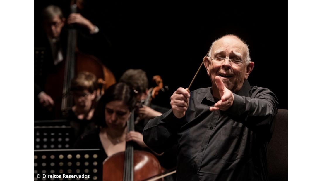 Jean-Sébastien Béreau dirige Sinfonietta de Ponta Delgada no Teatro Micaelense