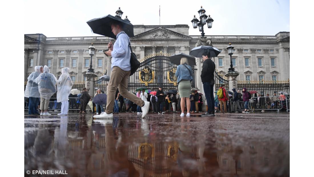 Silêncio e lágrimas da multidão e bandeira a meia haste em Buckingham – Imagem 1