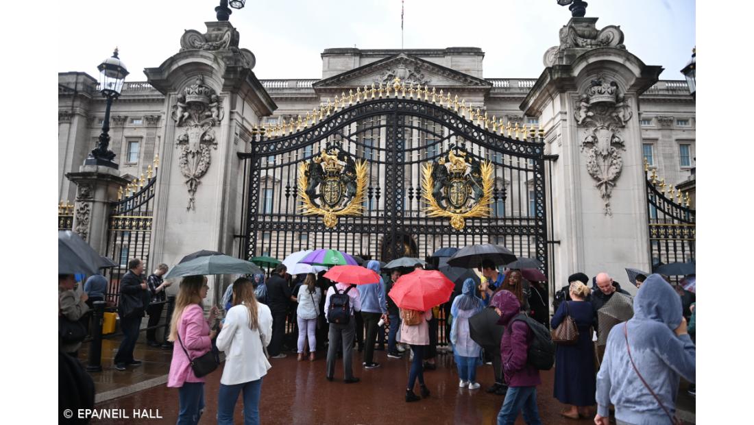 Silêncio e lágrimas da multidão e bandeira a meia haste em Buckingham – Imagem 3