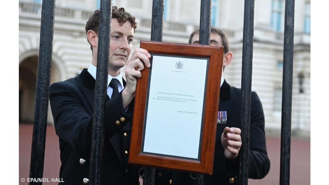 Silêncio e lágrimas da multidão e bandeira a meia haste em Buckingham – Imagem 2