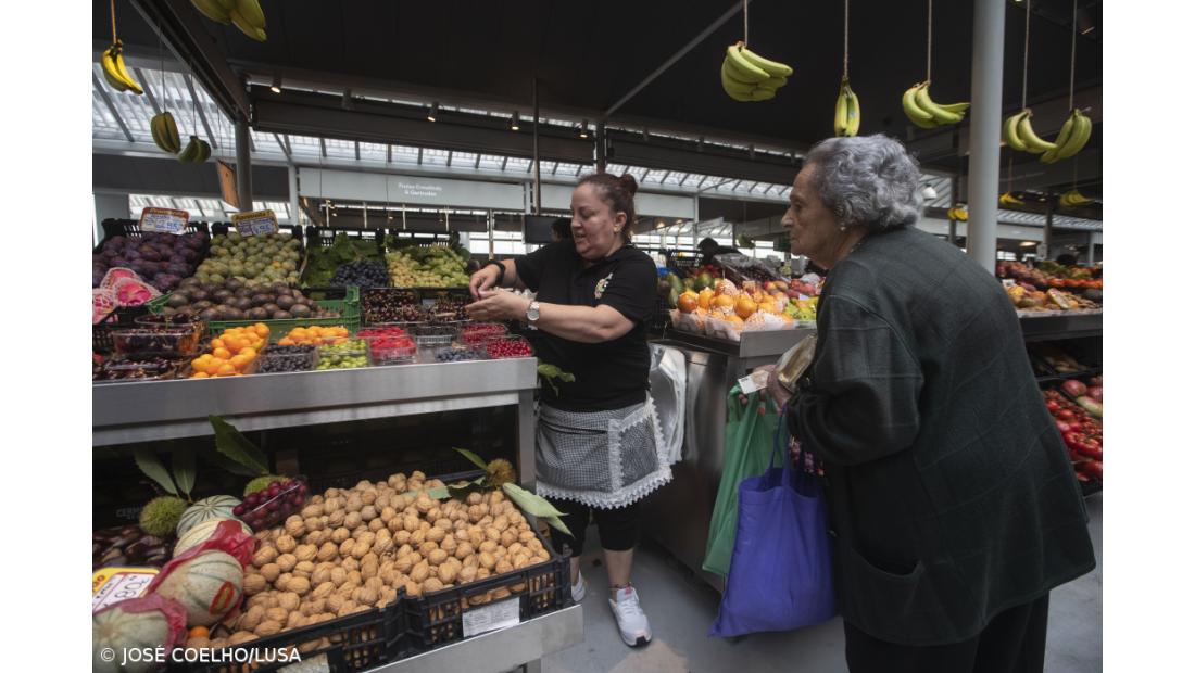 Aplausos e agradecimentos marcam reabertura do Mercado do Bolhão no Porto – Imagem 1