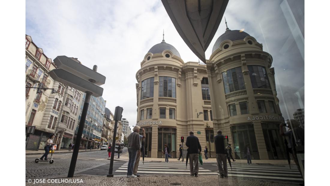 Aplausos e agradecimentos marcam reabertura do Mercado do Bolhão no Porto – Imagem 4