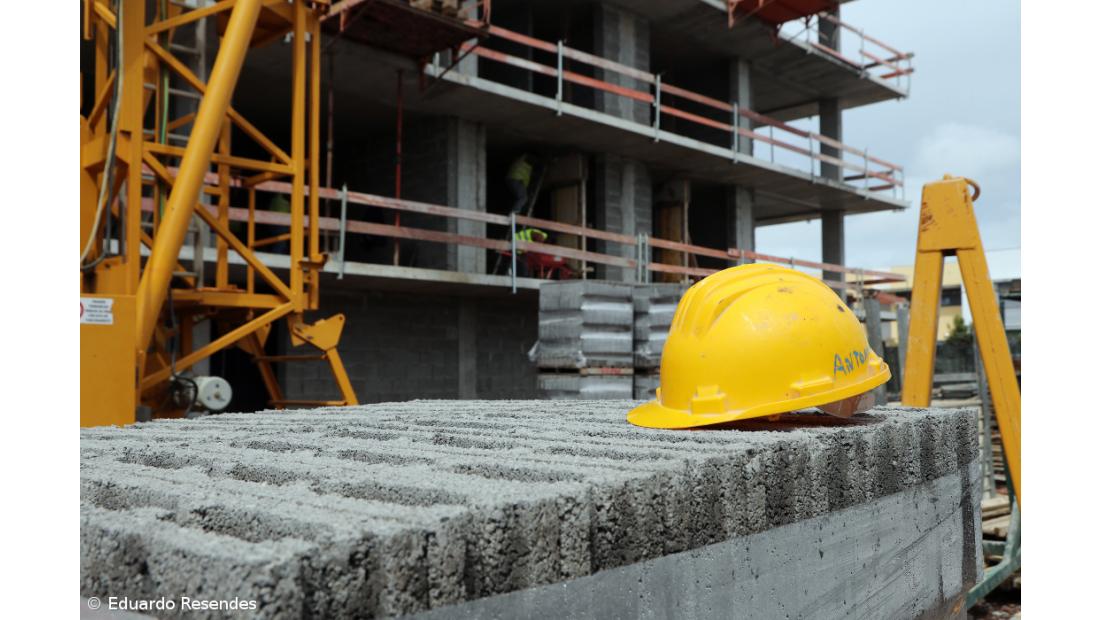 Número de edifícios licenciados em 2022 continua abaixo de 2021