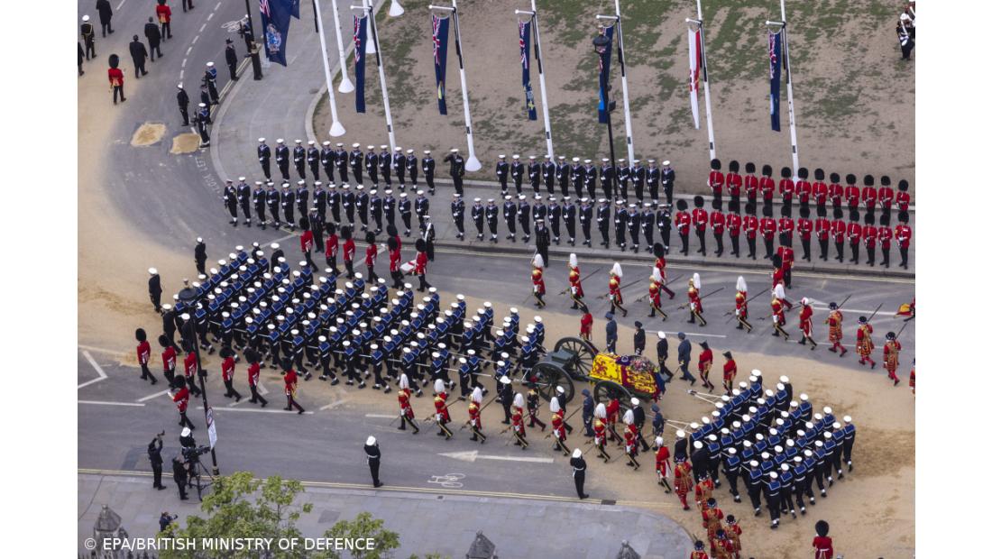 Funeral da Rainha começou com 2.000 pessoas de pé para receber caixão