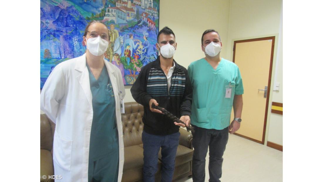 Menina micaelense doa trança de cabelo ao HDES