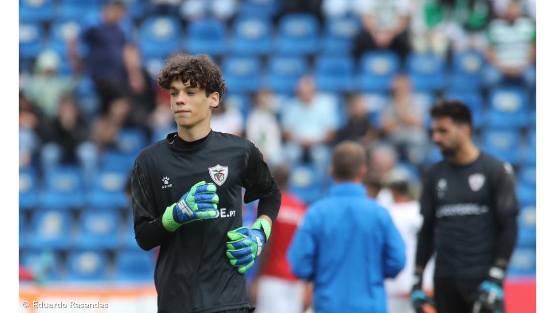 João Afonso assina contrato de formação