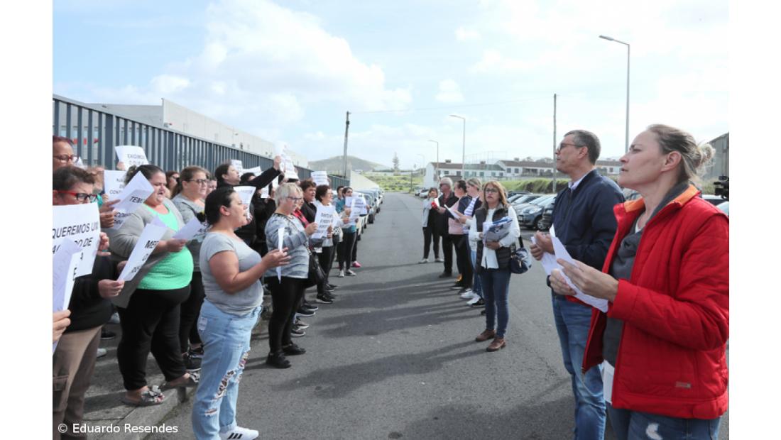 Manifestação à porta de conserveira junta cerca de 60 trabalhadoras em Rabo de Peixe – Imagem 2