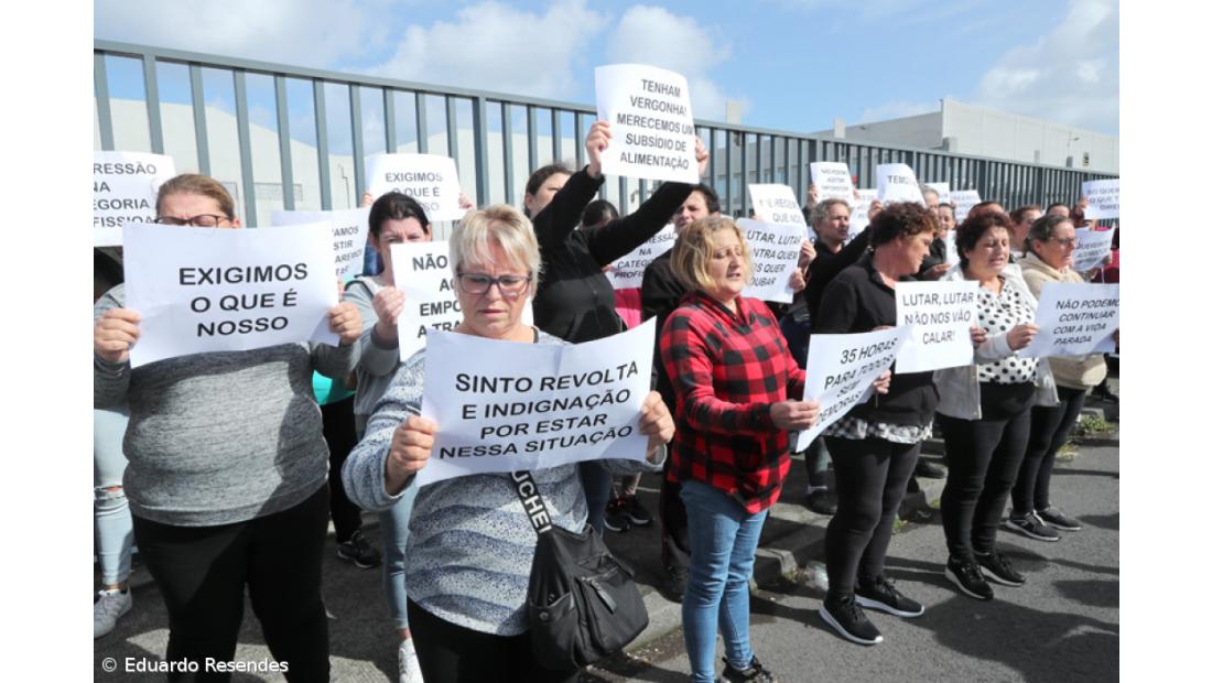 Manifestação à porta de conserveira junta cerca de 60 trabalhadoras em Rabo de Peixe – Imagem 3