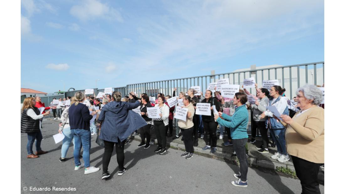 Manifestação à porta de conserveira junta cerca de 60 trabalhadoras em Rabo de Peixe – Imagem 5