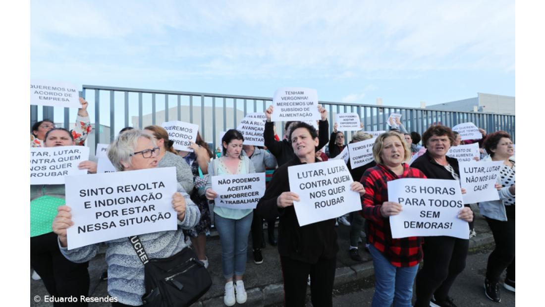 Manifestação à porta de conserveira junta cerca de 60 trabalhadoras em Rabo de Peixe – Imagem 7