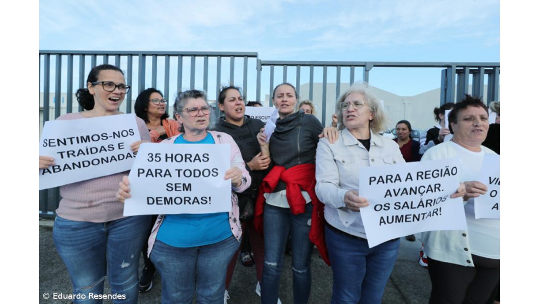 Manifestação à porta de conserveira junta cerca de 60 trabalhadoras em Rabo de Peixe – Imagem 8
