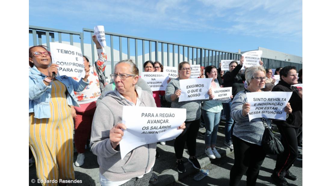 Manifestação à porta de conserveira junta cerca de 60 trabalhadoras em Rabo de Peixe – Imagem 9