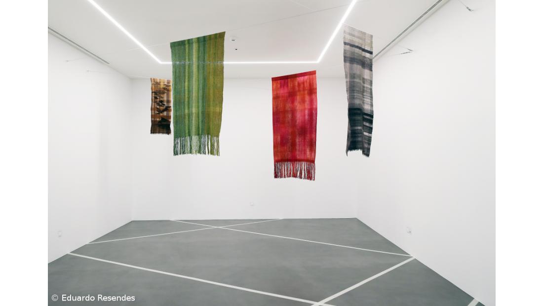 Design e artesanato cruzam-se em ‘Este cinzento é água e ar’  – Imagem 1