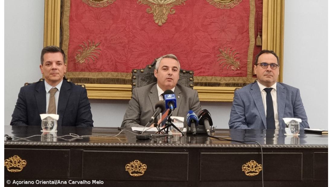 Campo de São Francisco recebe pista de gelo durante a época de Natal